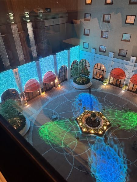 ファイル:ホテルオークラ東京ベイ 館内01.jpg